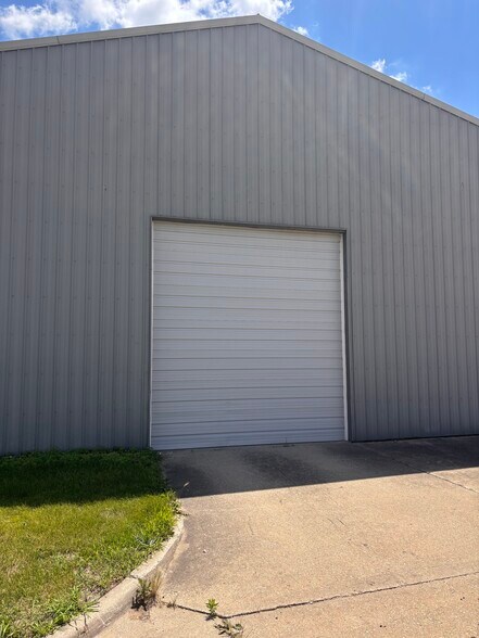 More Photos Of 804 SE 30th St, Des Moines Warehouse For Lease