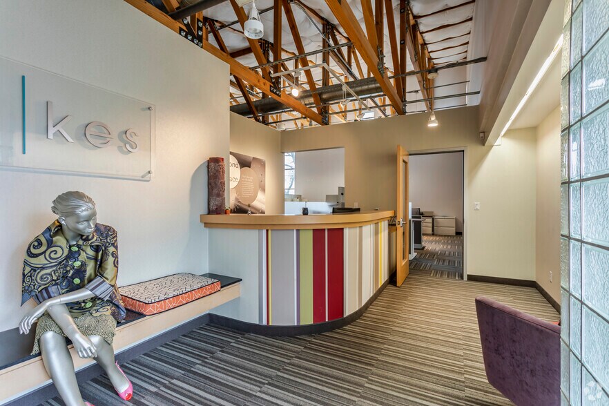 More Photos Of 11125 Shady Trl, Dallas Showroom For Sale