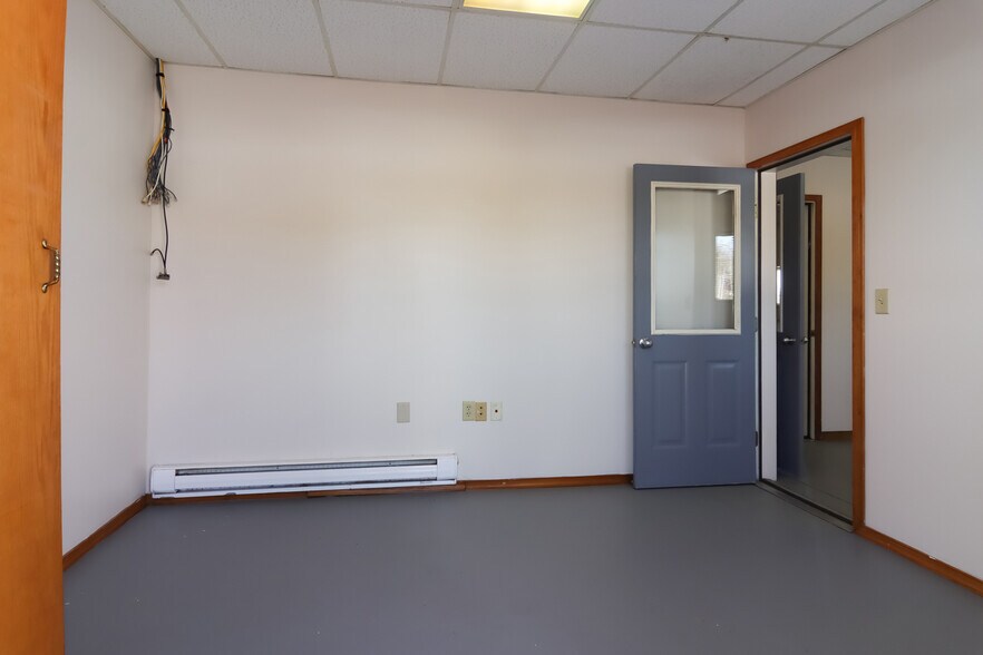 More Photos Of 125 S Industrial Dr, Buckley Distribution For Lease