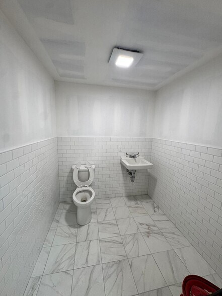 More Photos Of 584 5th Ave, Brooklyn Storefront Retail Residential For Lease