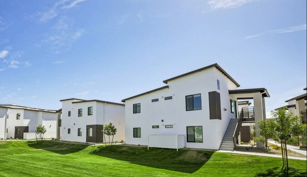 More Photos Of 6077 N 60th Ave, Glendale Dormitory For Sale