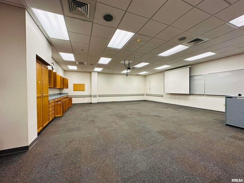 More Photos Of 113 SW Adams St, Peoria Office For Sale