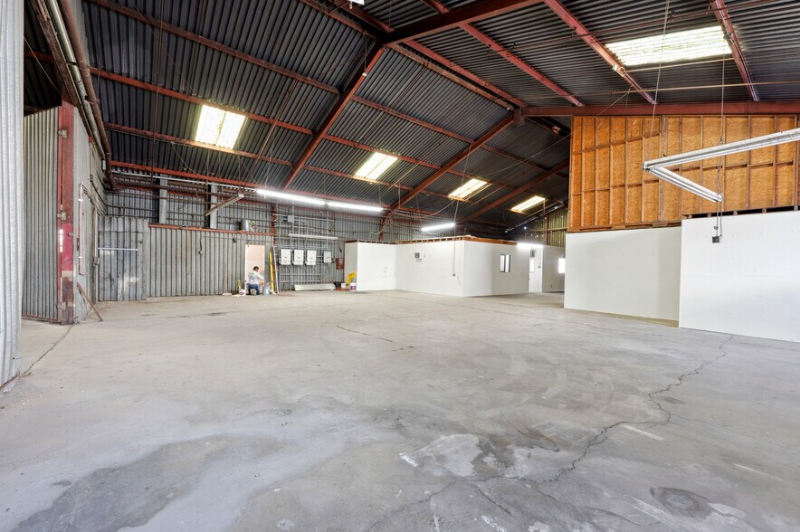 More Photos Of 8426-8428 San Fernando Rd, Sun Valley Warehouse For Lease