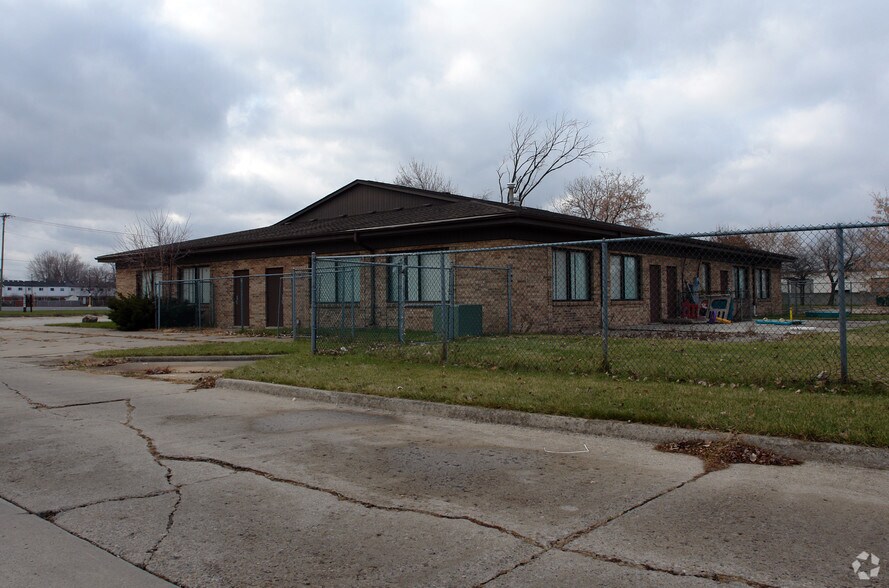 More Photos Of 19865 15 Mile Rd, Clinton Township Office For Lease