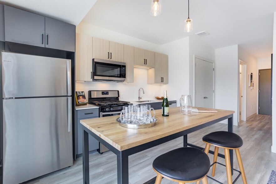 More Photos Of 1423 Ellinwood Ave, Des Plaines Apartments For Lease