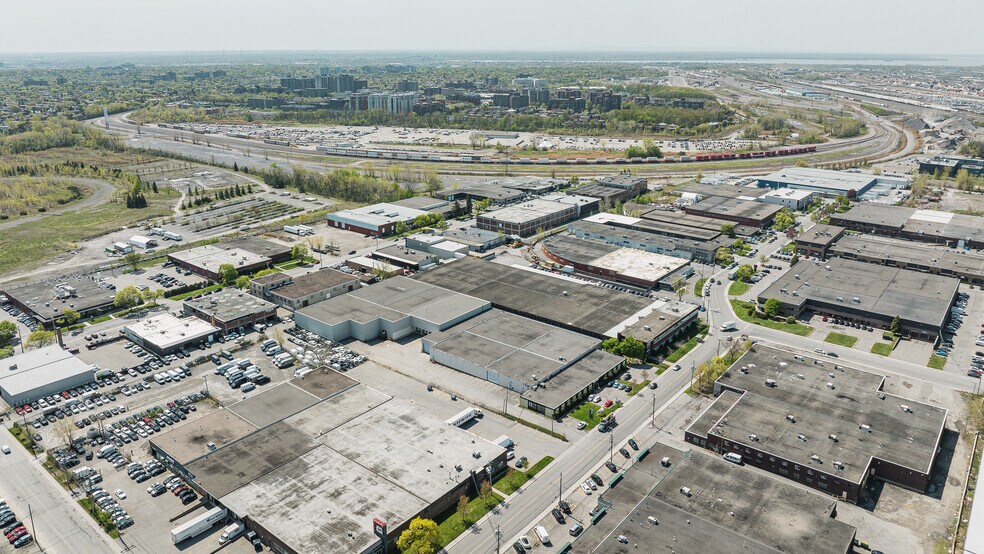 More Photos Of 5660 Rue Ferrier, Mont-Royal Distribution For Sale
