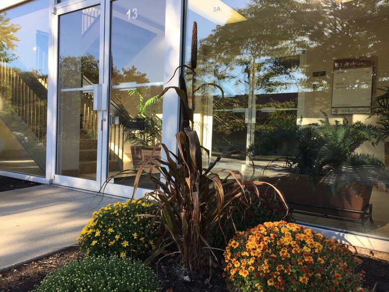 More Photos Of 13 Red Roof Ln, Salem Medical For Lease