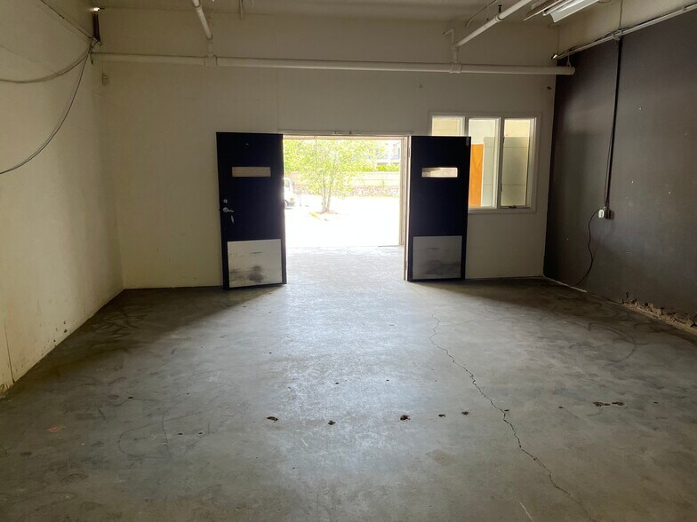 More Photos Of 25 Perry Ave, Norwalk Warehouse For Lease