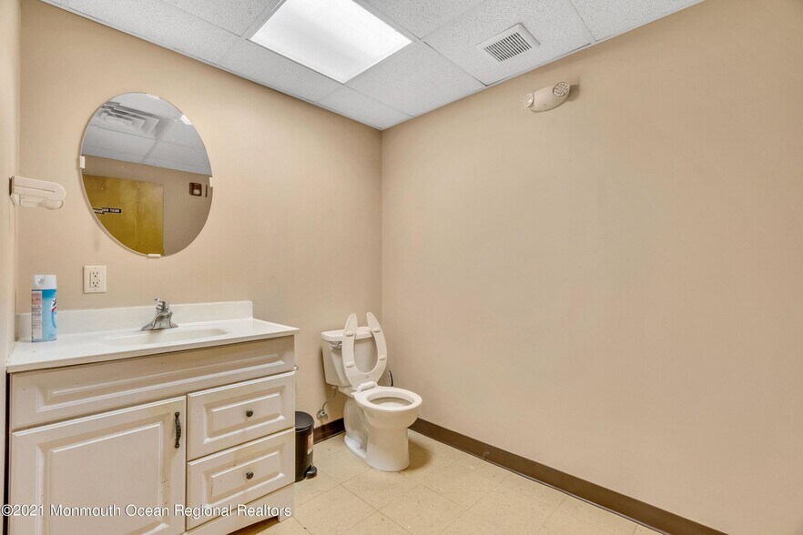 More Photos Of 2101 Lake Rd, Manchester Medical For Sale