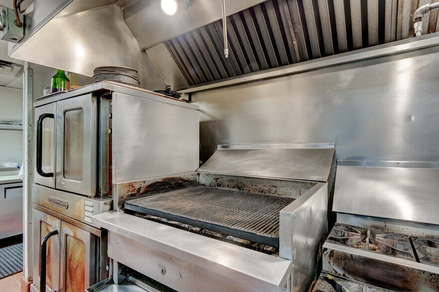 More Photos Of 1702 Park Hill Dr, Gainesville Restaurant For Sale