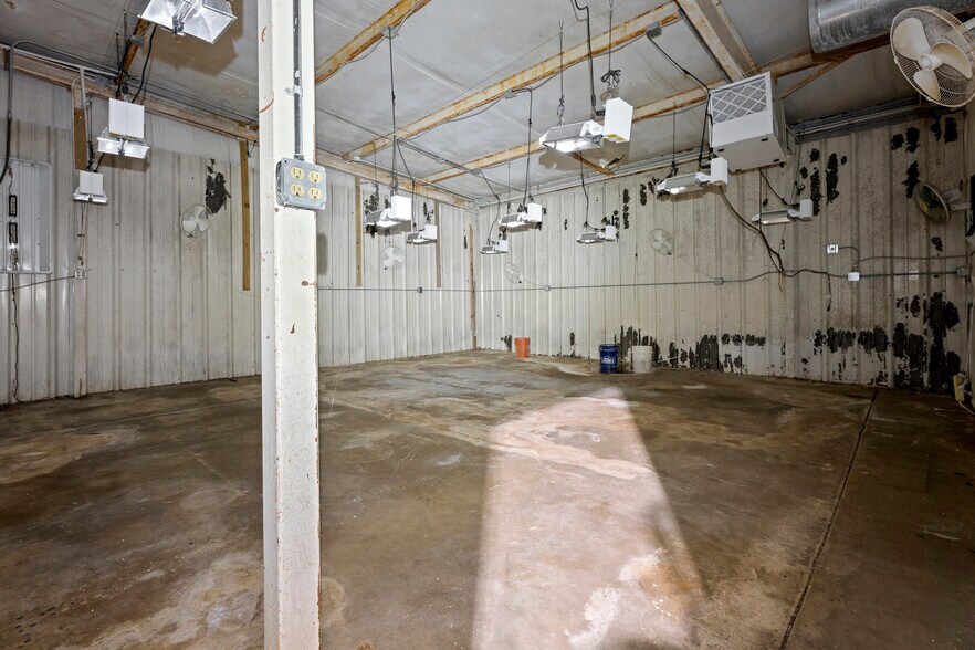 More Photos Of 57530 E Highway 59, Fairland Manufacturing For Sale