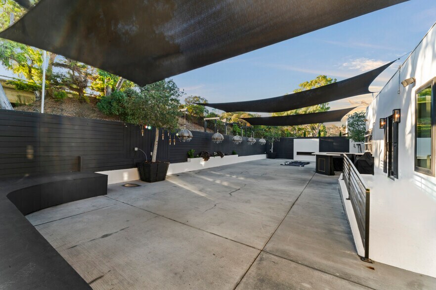 More Photos Of 281 W Main St, Ventura Storefront Retail Residential For Sale