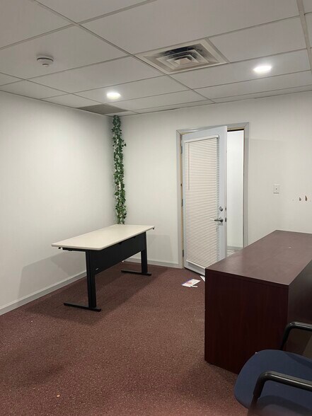 More Photos Of 556 Main St, Stroudsburg Office Residential For Lease