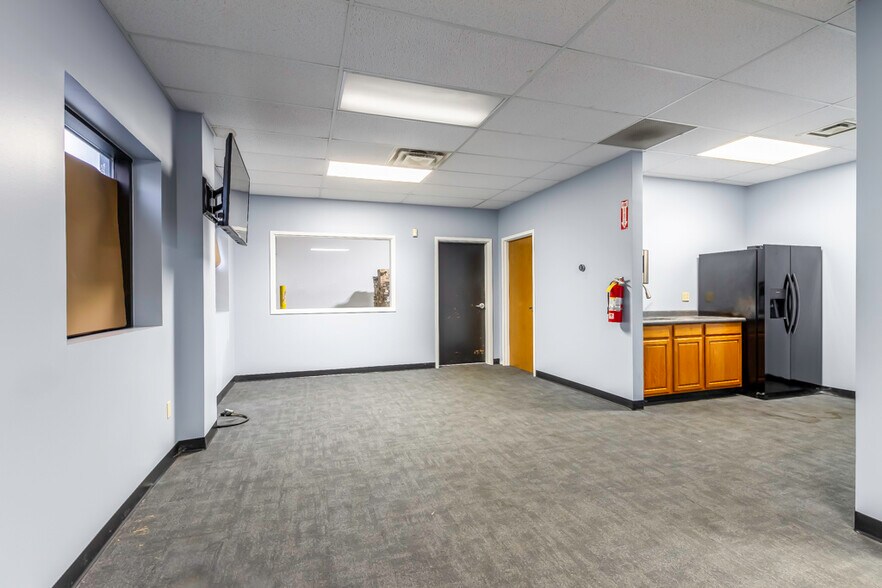 More Photos Of 2840 Mitthoeffer Pl, Indianapolis Warehouse For Sale