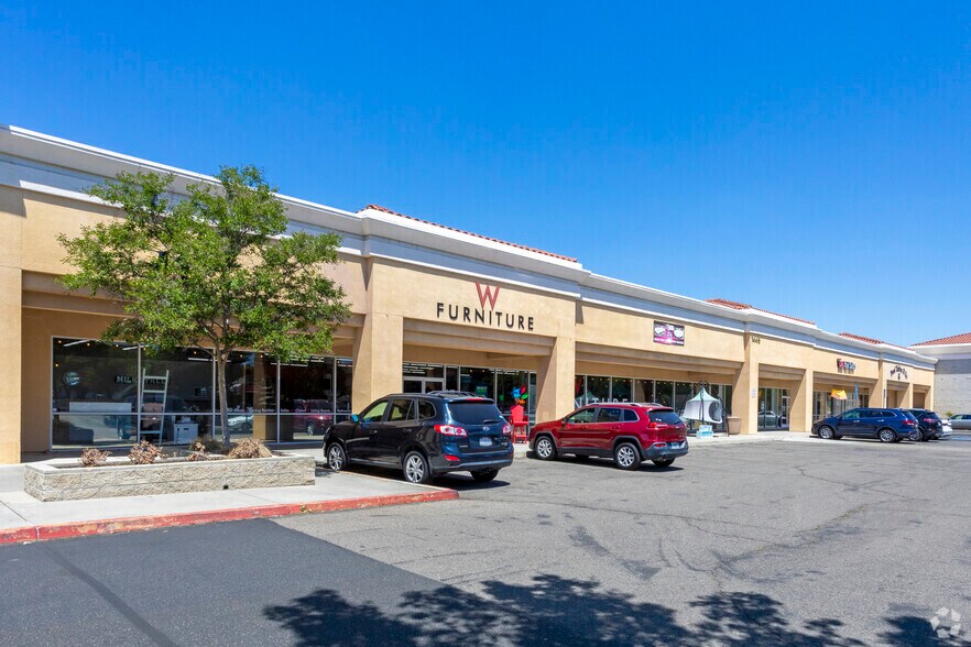 Primary Photo Of 1425-1465 Shaw Ave, Clovis Unknown For Lease