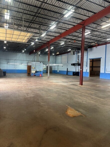 More Photos Of 5727 S Park Ave, Hamburg Warehouse For Lease