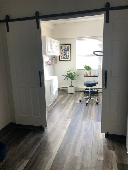 More Photos Of 200 Great Rd, Bedford Storefront Retail Office For Lease