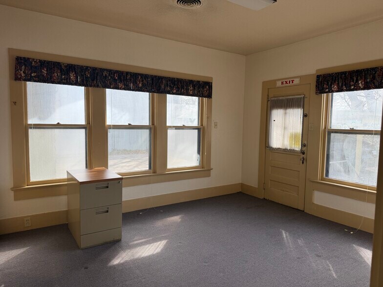 More Photos Of 102 E University Ave, Georgetown Office For Sale