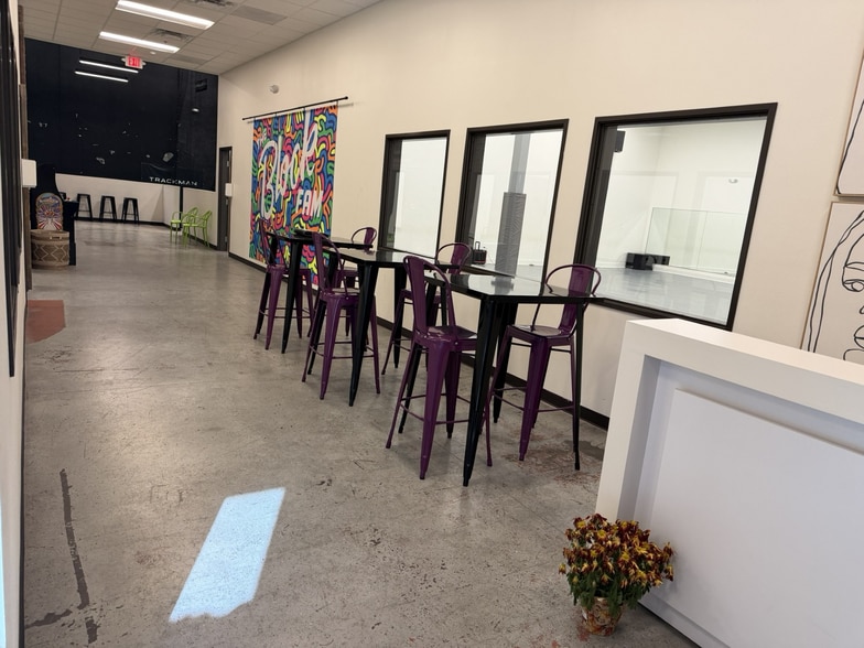 More Photos Of 1040 Mustang Dr, Grapevine General Retail For Lease