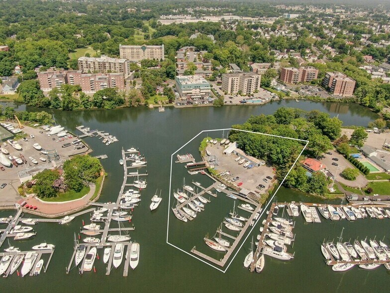 More Photos Of 101 Harbor Ln W, New Rochelle Marina For Sale