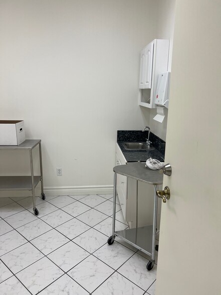 More Photos Of 22119 Sherman Way, Canoga Park Office For Lease