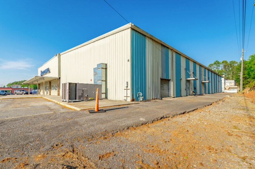 More Photos Of 920 N 3rd Ave, Chatsworth Storefront For Lease