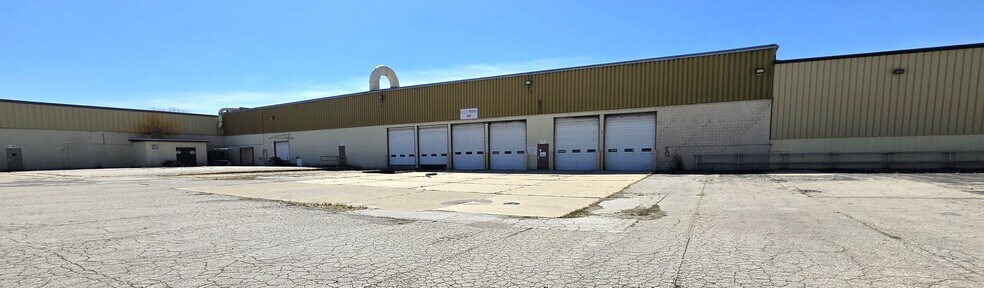 More Photos Of 401 E 5th St, Pinconning Distribution For Sale