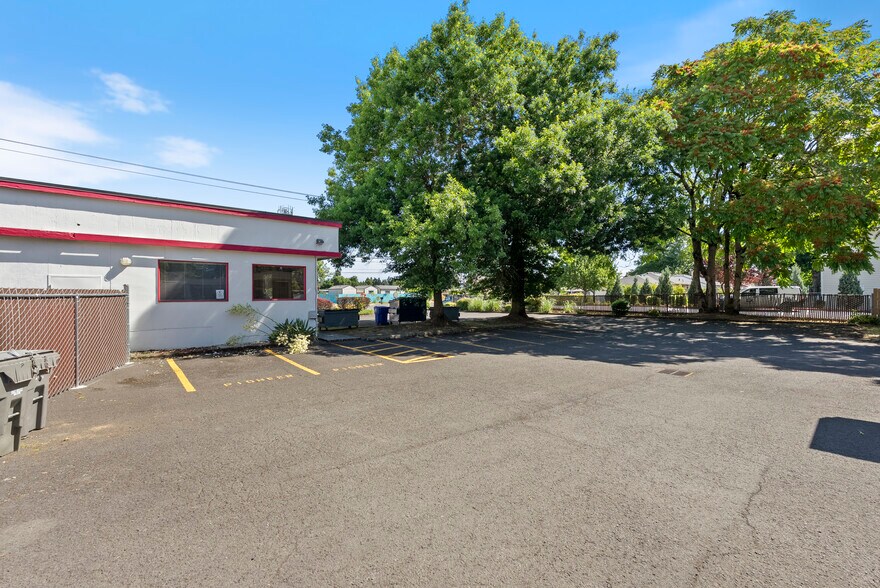 More Photos Of 12412 NE Halsey St, Portland Freestanding For Lease