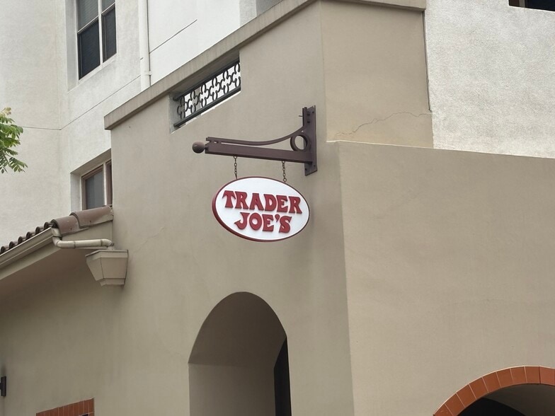 More Photos Of 1001 Glendon Ave, Los Angeles Apartments For Lease