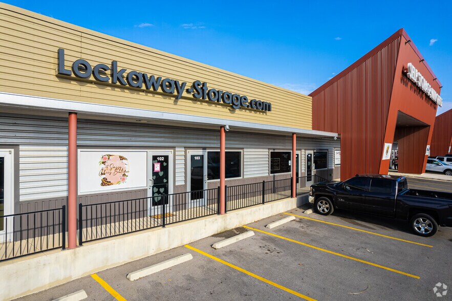 More Photos Of 6923 W Loop 1604, San Antonio Self Storage For Lease