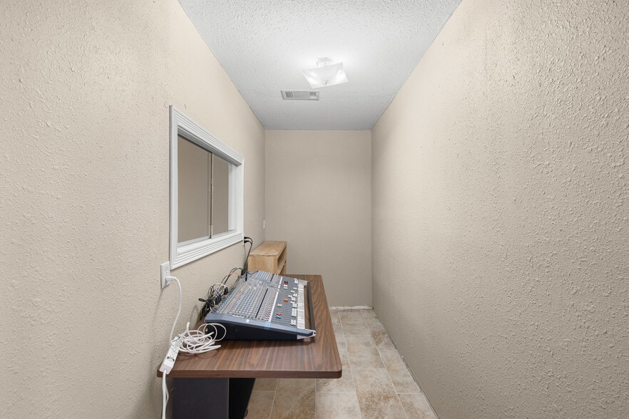 More Photos Of 1306 W Cameron Ave, Rockdale Religious Facility For Sale