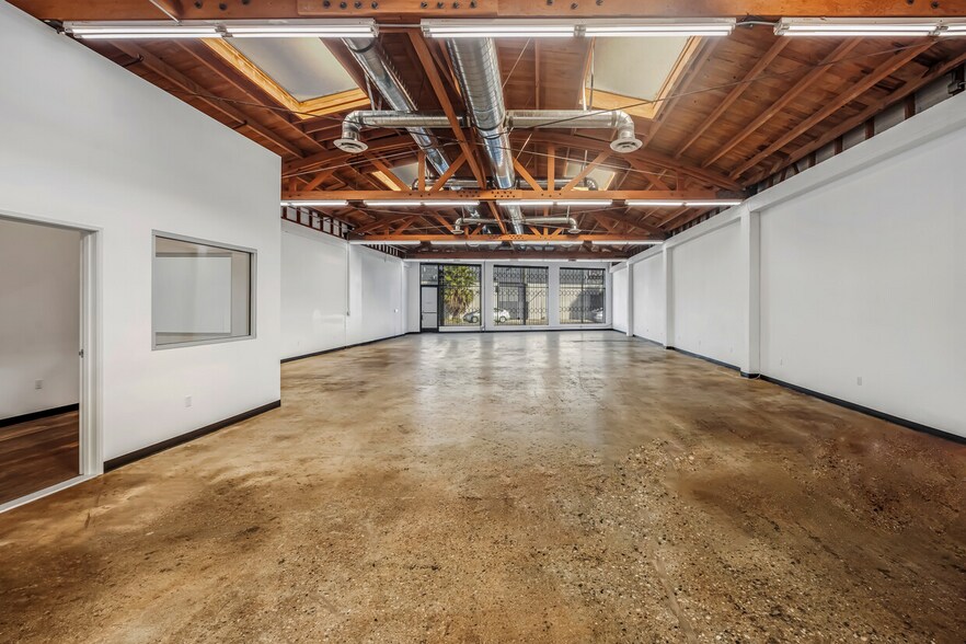 More Photos Of 1939 S Santa Fe Ave, Los Angeles Showroom For Lease
