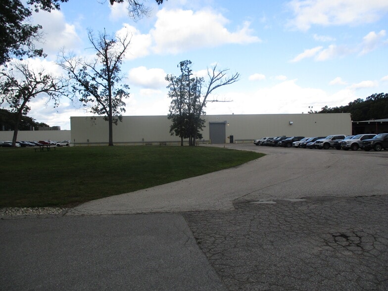 More Photos Of 2800 Estes St, Norton Shores Manufacturing For Sale