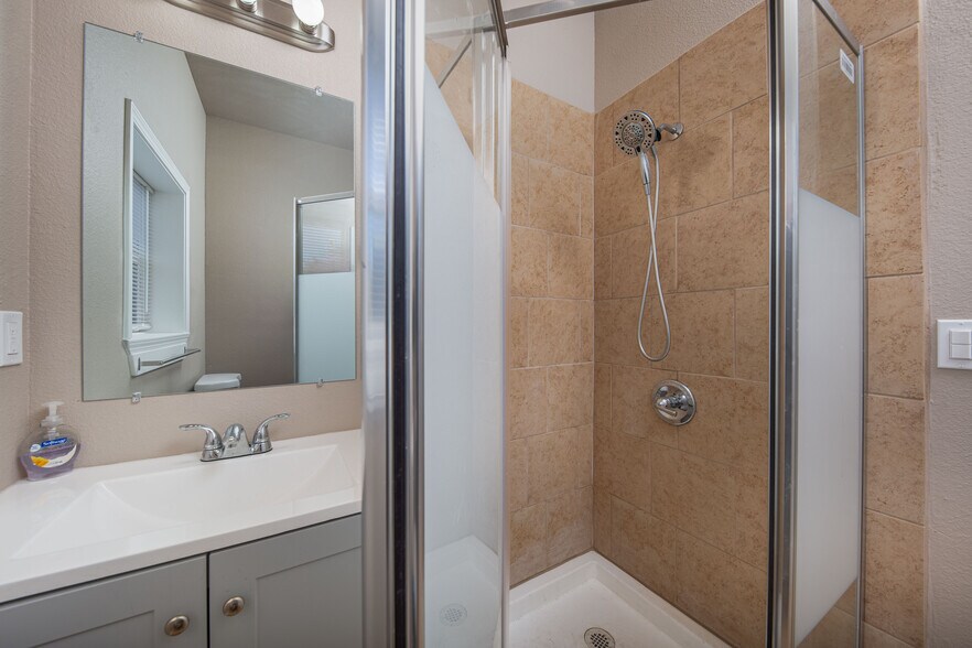 More Photos Of 115 E Walnut St, Lodi Freestanding For Sale