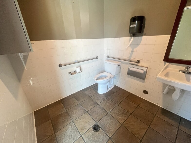 More Photos Of 303 S Water St, Henderson Office For Sale