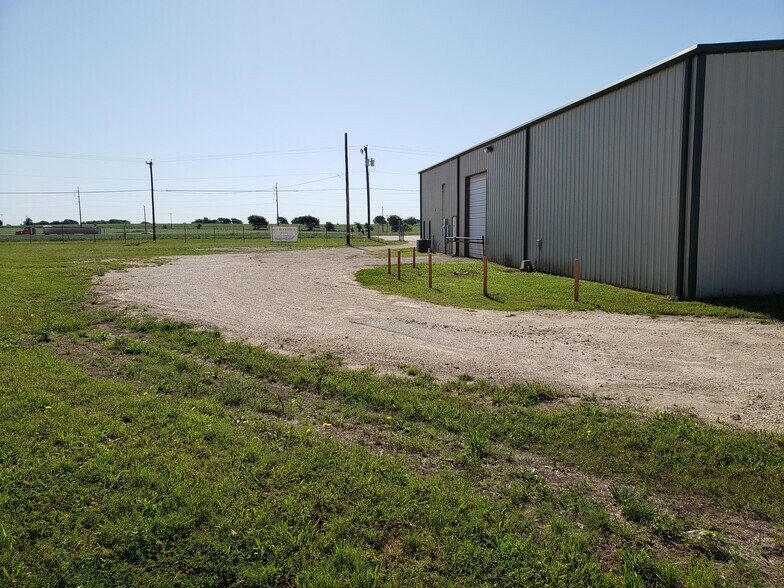 More Photos Of 15856 S Interstate 35, Bruceville Industrial For Lease