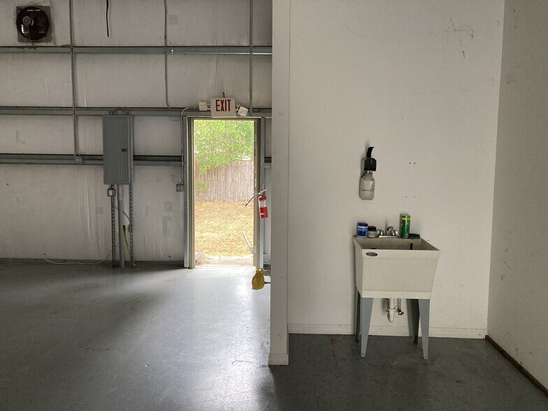 More Photos Of 617 S US 301, Sumterville Warehouse For Lease