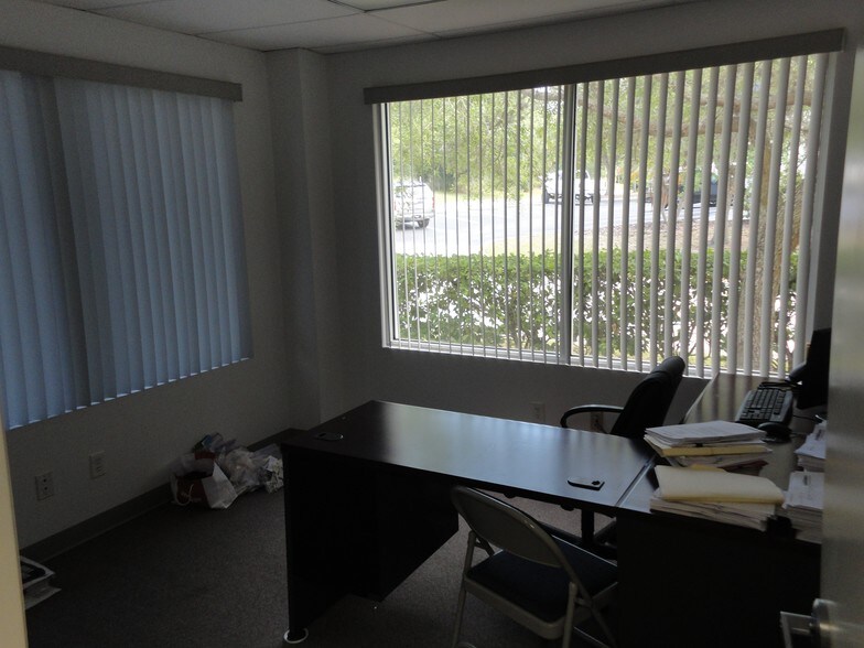 More Photos Of 2427 Porter Lake Dr, Sarasota Flex For Sale