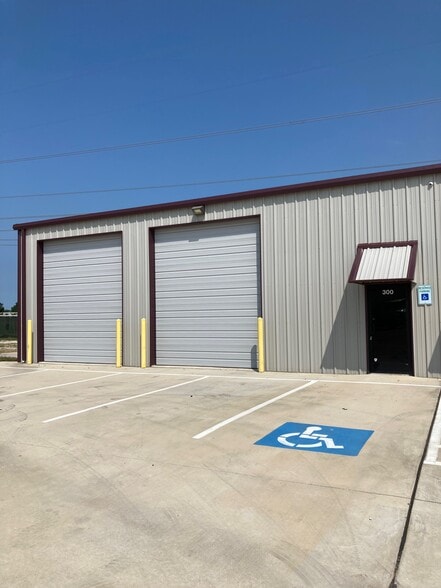 More Photos Of 1919 Golden Heights Rd, Fort Worth Unknown For Lease