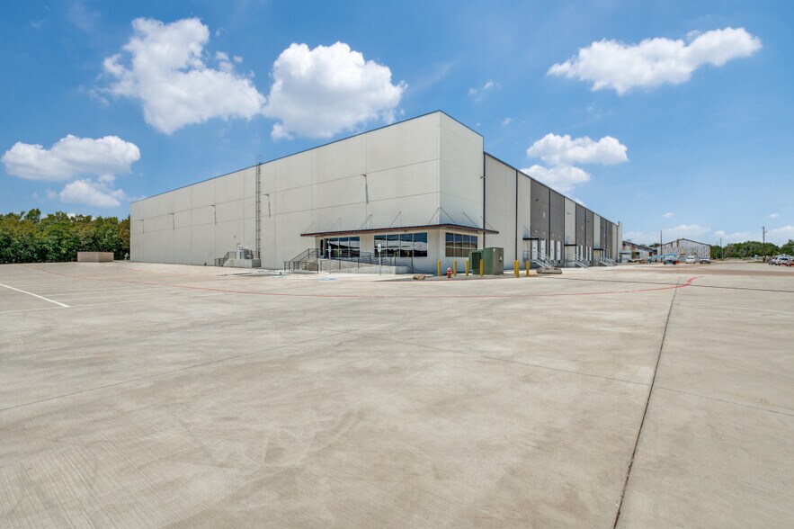 More Photos Of 111 E Lampasas St, Ennis Warehouse For Lease