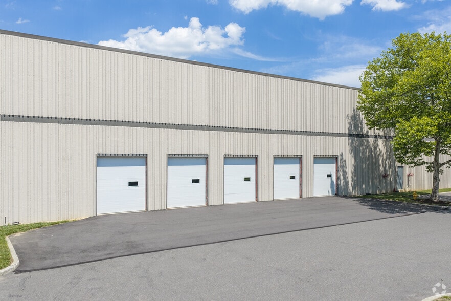 More Photos Of 400 Cabot Dr, Hamilton Distribution For Lease