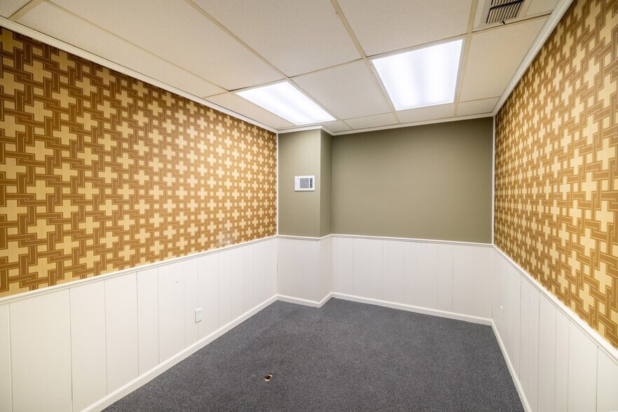 More Photos Of 108 S Santa Fe Ave, Salina General Retail For Lease