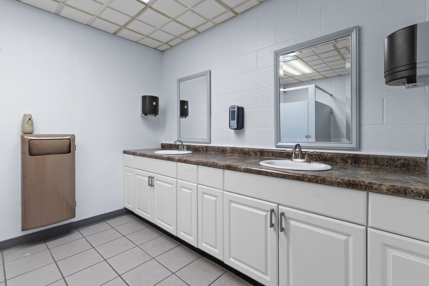 More Photos Of 1301 S 6th St, Noblesville Manufacturing For Sale