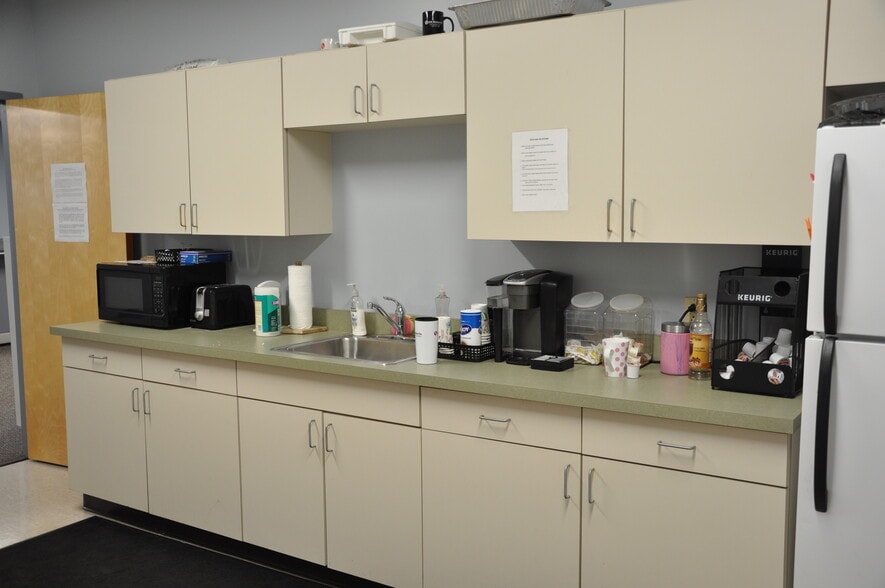 More Photos Of 2 Townline Cir, Rochester Showroom For Lease