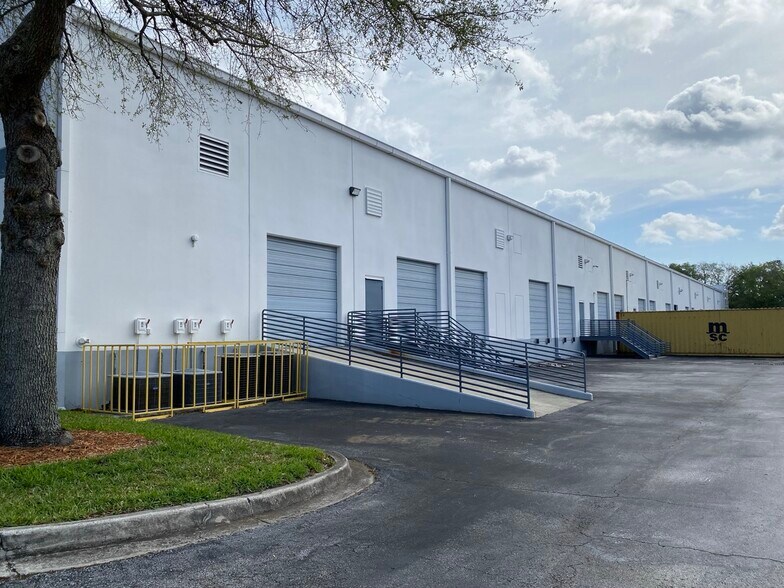 More Photos Of 11840 Beach Blvd, Jacksonville Showroom For Lease