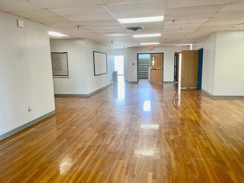 More Photos Of 216 E College St, Seguin Flex For Sale