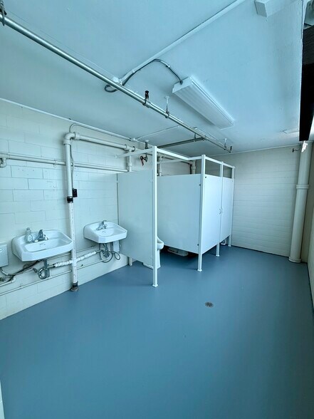 More Photos Of 911 15th St, Columbus Warehouse For Lease