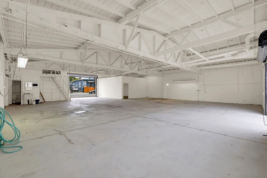 More Photos Of 2860 38th Ave, Oakland Auto Repair For Sale