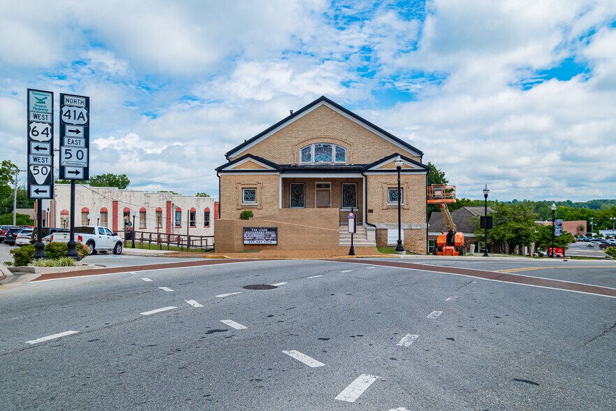 More Photos Of 117 1st Ave NE, Winchester General Retail For Sale