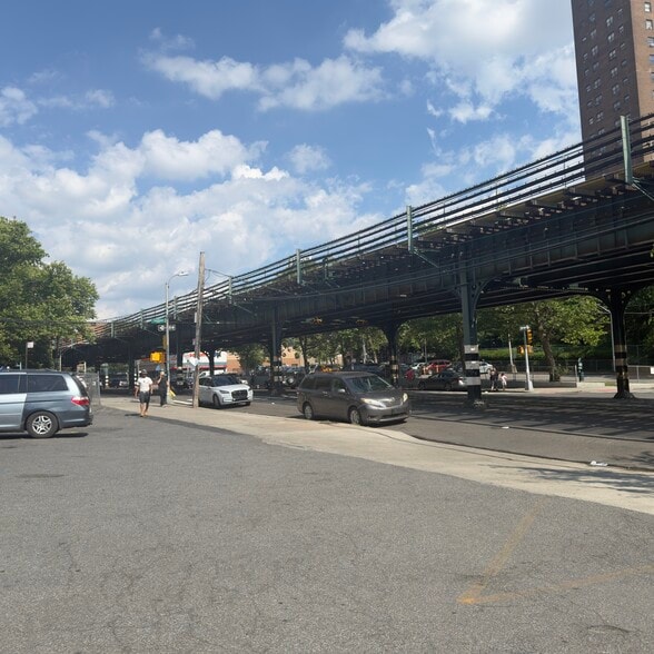 More Photos Of 613-613 Westchester Ave, Bronx Storefront Retail Office For Lease